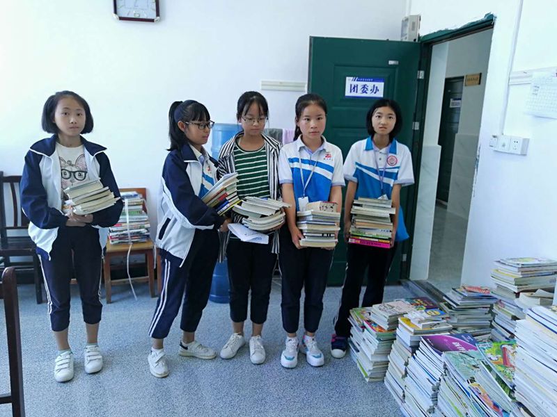 剑阁中学师生为凉山州学校捐赠优秀图书