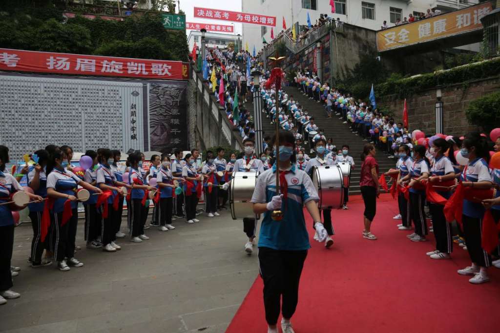 剑中学子今日奔赴县城参加国考 四川省剑阁中学校